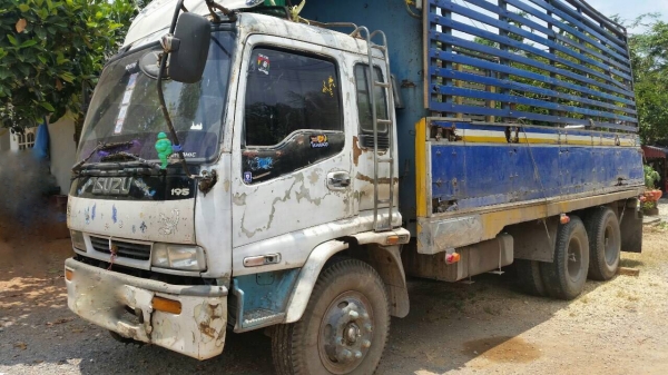 รถอีซูซุ 10 ล้อ หลังถนน FSR  185 แรงม้า. ปี 48. , ( * เดิม 6 ล้อทำ 10 ล้อ. )      สนใจติดต่อ  081 - 6079515