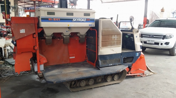 รถเกี่ยวข้าวพร้อมนวดข้าวในตัว แบบนั่งขับ เก่าญี่ปุ่น  KUBOTA  รุ่น  R1-241