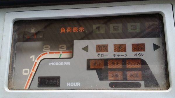 รถเกี่ยวข้าวพร้อมนวดข้าวในตัว แบบนั่งขับ เก่าญี่ปุ่น  KUBOTA  รุ่น  R1-241