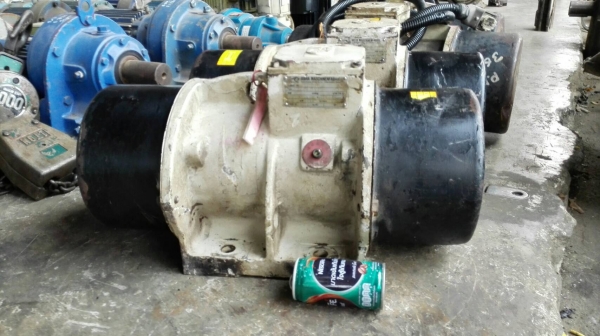 ** Sold ** มอเตอร์ สั่น-เขย่า VIBRA Made in Germany 1 HP 380V เบอร์พิเศษตัวใหญ่สั่นแรงถอดจากไลน์ผลิตพร้อมขึ้นงาน.