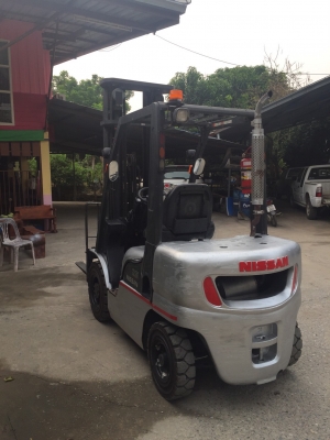 รถยก 2.5 ตันยี่ห้อ NISSAN เสายกสูง 6.0 เมตร(เสา 3 ตอน) ไซร์ชิฟ  เครื่องยนต์ดีเซล