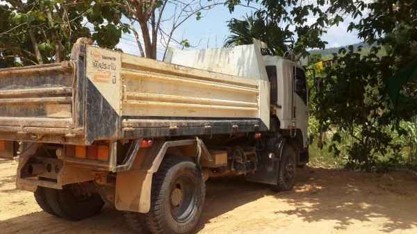 รถอีซูซุ 6 ล้อดั้ม FTR  240 แรงม้า  ปี 56.  ( รถวิ่ง 12x,xxx กม. )    สนใจติดต่อ  081 - 6079515