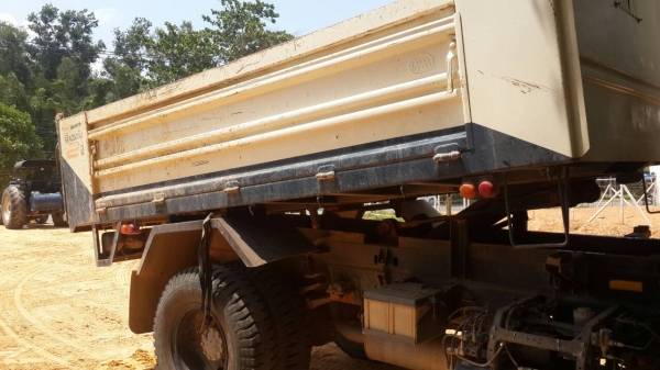 รถอีซูซุ 6 ล้อดั้ม FTR  240 แรงม้า  ปี 56.  ( รถวิ่ง 12x,xxx กม. )    สนใจติดต่อ  081 - 6079515