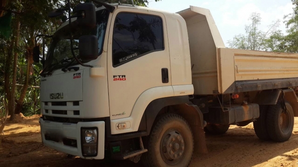 รถอีซูซุ 6 ล้อดั้ม FTR  240 แรงม้า  ปี 56.  ( รถวิ่ง 12x,xxx กม. )    สนใจติดต่อ  081 - 6079515