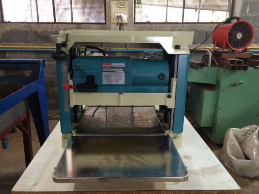 เครื่องไสไม้ makita 2012NB