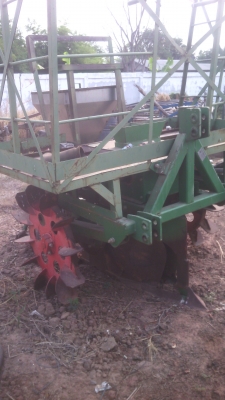 เครื่องปลูกอ้อยรถไถใหญ่