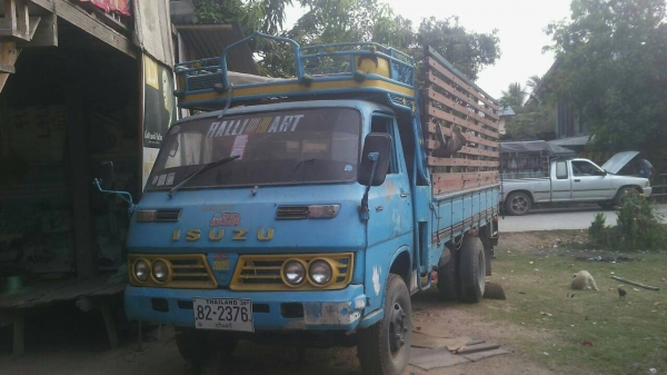 ขาย 6ล้อ อิซูสุ 100  แรง  ทะเบียน เอกสารพร้อมโอน