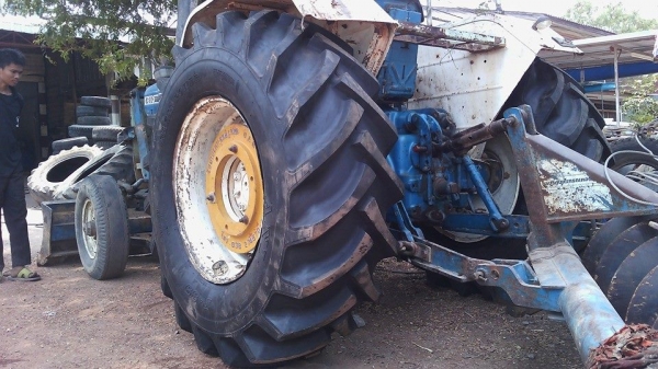 ขายฟอร์ด  6610  เสื้อลาย     ดันหน้า  หาง  7  ราคา 420000  บาท  ขายได้ขายเลย