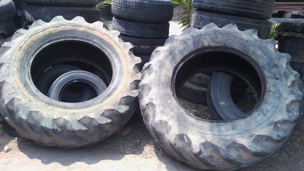 ขาย  ยางรถไถฟอร์ด  คู่ละ  7,000