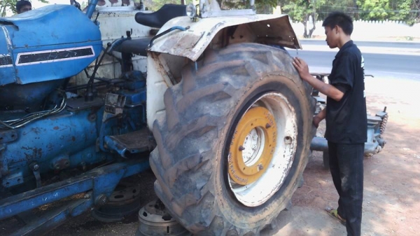 ขาย  ยางรถไถฟอร์ด  คู่ละ  7,000