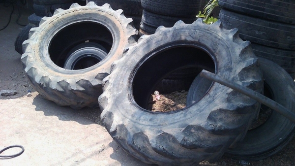 ขาย  ยางรถไถฟอร์ด  คู่ละ  7,000