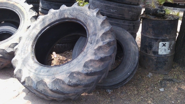 ขาย  ยางรถไถฟอร์ด  คู่ละ  7,000