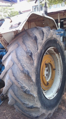 ขาย  ยางรถไถฟอร์ด  คู่ละ  7,000