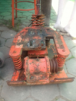 เครื่องสั่นตบดิน ตบทรายให้แน่น มีตัวฐานพร้อมกับตัวสั่นที่รับกำลังจากเครื่องยนต์มา