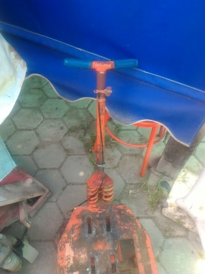 เครื่องสั่นตบดิน ตบทรายให้แน่น มีตัวฐานพร้อมกับตัวสั่นที่รับกำลังจากเครื่องยนต์มา