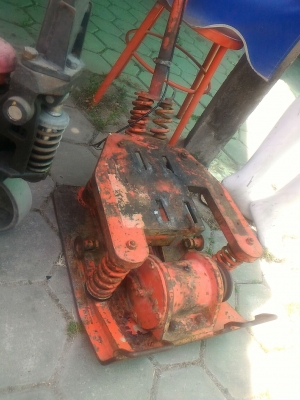 เครื่องสั่นตบดิน ตบทรายให้แน่น มีตัวฐานพร้อมกับตัวสั่นที่รับกำลังจากเครื่องยนต์มา