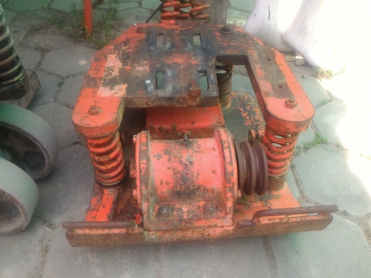 เครื่องสั่นตบดิน ตบทรายให้แน่น มีตัวฐานพร้อมกับตัวสั่นที่รับกำลังจากเครื่องยนต์มา