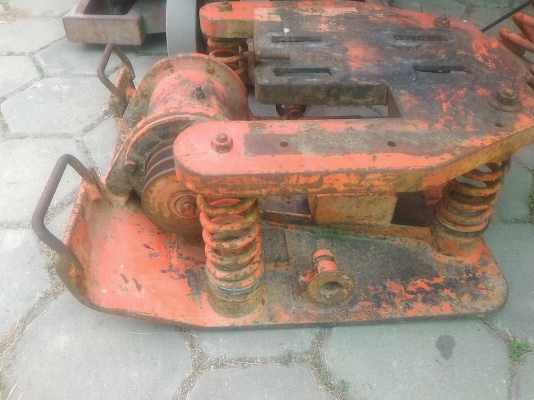 เครื่องสั่นตบดิน ตบทรายให้แน่น มีตัวฐานพร้อมกับตัวสั่นที่รับกำลังจากเครื่องยนต์มา