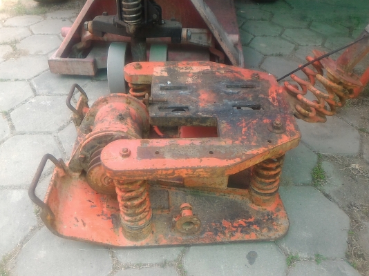 เครื่องสั่นตบดิน ตบทรายให้แน่น มีตัวฐานพร้อมกับตัวสั่นที่รับกำลังจากเครื่องยนต์มา