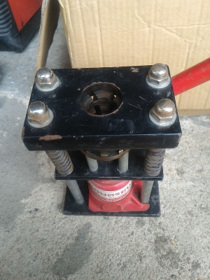 แท่นอัดย้ำหัวสายด้วยระบบไฮดรลกลิค ใช้งานย้ำหัวสายแบบต่างๆได้ เช่นสายพ่นทางการเกษตร งานไฮดรอลิกต่างๆ