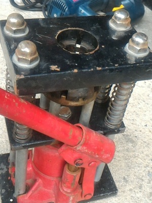 แท่นอัดย้ำหัวสายด้วยระบบไฮดรลกลิค ใช้งานย้ำหัวสายแบบต่างๆได้ เช่นสายพ่นทางการเกษตร งานไฮดรอลิกต่างๆ