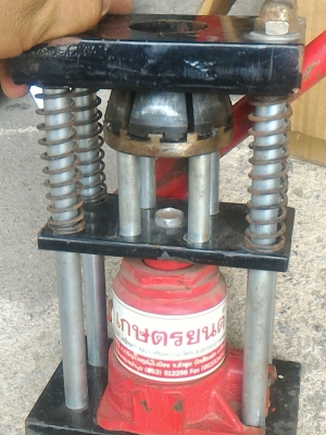 แท่นอัดย้ำหัวสายด้วยระบบไฮดรลกลิค ใช้งานย้ำหัวสายแบบต่างๆได้ เช่นสายพ่นทางการเกษตร งานไฮดรอลิกต่างๆ