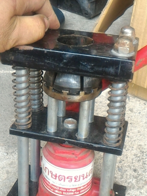 แท่นอัดย้ำหัวสายด้วยระบบไฮดรลกลิค ใช้งานย้ำหัวสายแบบต่างๆได้ เช่นสายพ่นทางการเกษตร งานไฮดรอลิกต่างๆ