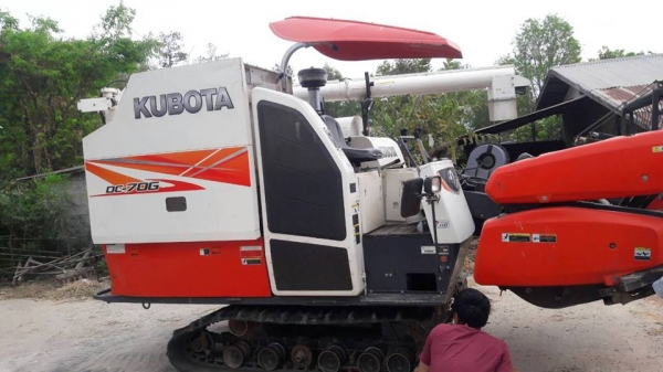 ขายรถเกี่ยวข้าวคูโบต้า  DC 70 g  ปี 57 พร้อมเทลเลอร์ สภาพสวย  ราคา  5ึุ70,000  รถพร้อมใช้