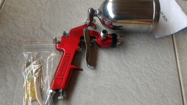 กาพ่นสีด้ามแดง กาบนของใหม่ยี่ห้อ OSAKA  ปรับปริมาณลม และปริมาณสี ได้จากตัวปืนพ่นเลย ปรับรูปแบบการพ่นของสีให้ออกแนวได้ทั้งแนวตั้งและแนวนอน