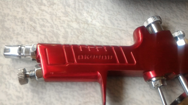 กาพ่นสีด้ามแดง กาบนของใหม่ยี่ห้อ OSAKA  ปรับปริมาณลม และปริมาณสี ได้จากตัวปืนพ่นเลย ปรับรูปแบบการพ่นของสีให้ออกแนวได้ทั้งแนวตั้งและแนวนอน