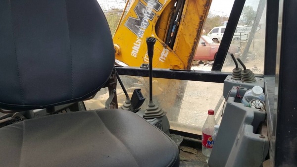 ขาย รถตักหน้าขุดหลัง 2 เพลา MF 750 เอกสารเล่มทะเบียนครบ เครื่องดี ปั้มดี มีไลน์แย็กแต่ไม่ให้หัวแย็ก มีบุ้งกี๋ให้ ราคาคุยกันได้ครับ