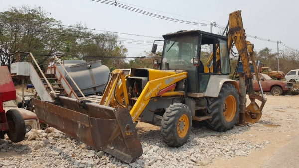 ขาย รถตักหน้าขุดหลัง 2 เพลา MF 750 เอกสารเล่มทะเบียนครบ เครื่องดี ปั้มดี มีไลน์แย็กแต่ไม่ให้หัวแย็ก มีบุ้งกี๋ให้ ราคาคุยกันได้ครับ