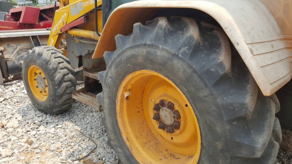 ขาย รถตักหน้าขุดหลัง 2 เพลา MF 750 เอกสารเล่มทะเบียนครบ เครื่องดี ปั้มดี มีไลน์แย็กแต่ไม่ให้หัวแย็ก มีบุ้งกี๋ให้ ราคาคุยกันได้ครับ