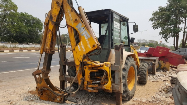 ขาย รถตักหน้าขุดหลัง 2 เพลา MF 750 เอกสารเล่มทะเบียนครบ เครื่องดี ปั้มดี มีไลน์แย็กแต่ไม่ให้หัวแย็ก มีบุ้งกี๋ให้ ราคาคุยกันได้ครับ