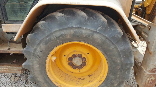 ขาย รถตักหน้าขุดหลัง 2 เพลา MF 750 เอกสารเล่มทะเบียนครบ เครื่องดี ปั้มดี มีไลน์แย็กแต่ไม่ให้หัวแย็ก มีบุ้งกี๋ให้ ราคาคุยกันได้ครับ