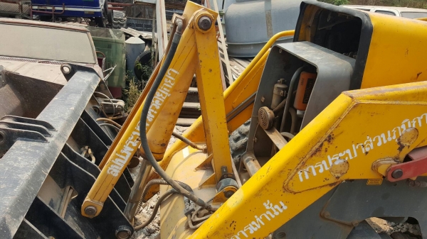 ขาย รถตักหน้าขุดหลัง 2 เพลา MF 750 เอกสารเล่มทะเบียนครบ เครื่องดี ปั้มดี มีไลน์แย็กแต่ไม่ให้หัวแย็ก มีบุ้งกี๋ให้ ราคาคุยกันได้ครับ