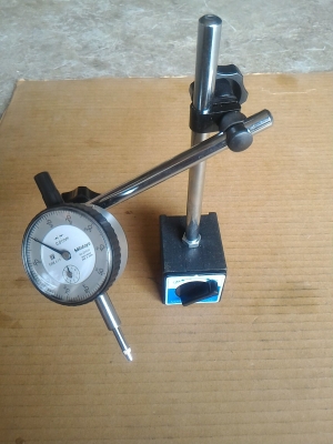 แท่นแม่เหล็กจับยึดไดอัลเกจ พร้อมไดอัลเกจ mitutoyo  0.01 มม. แท่นแม่เหล็กมีสองแกนปรับหมุนมุมต่างๆได้ แรงดูดยึดเกาะสูง สภาพสวยแทบไม่ได้ใช้งาน