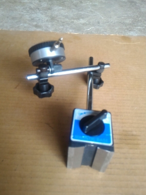 แท่นแม่เหล็กจับยึดไดอัลเกจ พร้อมไดอัลเกจ mitutoyo  0.01 มม. แท่นแม่เหล็กมีสองแกนปรับหมุนมุมต่างๆได้ แรงดูดยึดเกาะสูง สภาพสวยแทบไม่ได้ใช้งาน