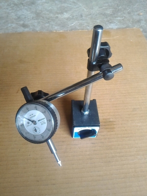 แท่นแม่เหล็กจับยึดไดอัลเกจ พร้อมไดอัลเกจ mitutoyo  0.01 มม. แท่นแม่เหล็กมีสองแกนปรับหมุนมุมต่างๆได้ แรงดูดยึดเกาะสูง สภาพสวยแทบไม่ได้ใช้งาน