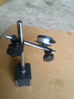 แท่นแม่เหล็กจับยึดไดอัลเกจ พร้อมไดอัลเกจ mitutoyo  0.01 มม. แท่นแม่เหล็กมีสองแกนปรับหมุนมุมต่างๆได้ แรงดูดยึดเกาะสูง สภาพสวยแทบไม่ได้ใช้งาน