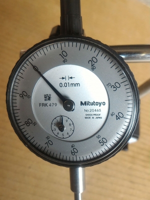 แท่นแม่เหล็กจับยึดไดอัลเกจ พร้อมไดอัลเกจ mitutoyo  0.01 มม. แท่นแม่เหล็กมีสองแกนปรับหมุนมุมต่างๆได้ แรงดูดยึดเกาะสูง สภาพสวยแทบไม่ได้ใช้งาน