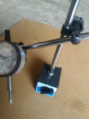 แท่นแม่เหล็กจับยึดไดอัลเกจ พร้อมไดอัลเกจ mitutoyo  0.01 มม. แท่นแม่เหล็กมีสองแกนปรับหมุนมุมต่างๆได้ แรงดูดยึดเกาะสูง สภาพสวยแทบไม่ได้ใช้งาน