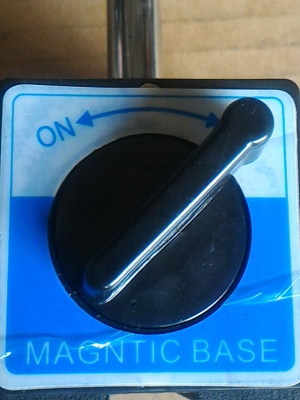 แท่นแม่เหล็กจับยึดไดอัลเกจ พร้อมไดอัลเกจ mitutoyo  0.01 มม. แท่นแม่เหล็กมีสองแกนปรับหมุนมุมต่างๆได้ แรงดูดยึดเกาะสูง สภาพสวยแทบไม่ได้ใช้งาน