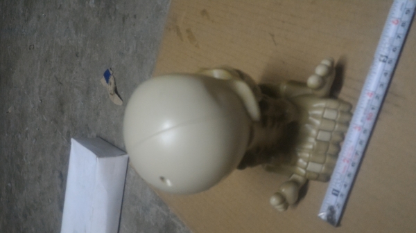 ของเล่นแบบกระโหลกผี่ขยับได้ มีแสงสีแดงที่ดวงตาฉายออกมาให้ใช้ปืนที่ให้มายิงจะมีเสียงต่างๆ