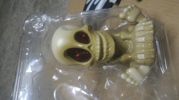 ของเล่นแบบกระโหลกผี่ขยับได้ มีแสงสีแดงที่ดวงตาฉายออกมาให้ใช้ปืนที่ให้มายิงจะมีเสียงต่างๆ