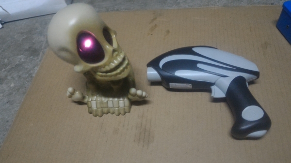 ของเล่นแบบกระโหลกผี่ขยับได้ มีแสงสีแดงที่ดวงตาฉายออกมาให้ใช้ปืนที่ให้มายิงจะมีเสียงต่างๆ