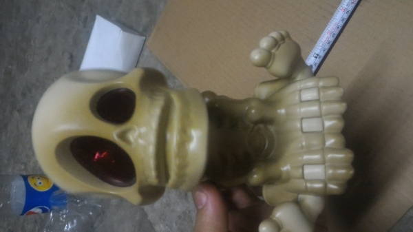 ของเล่นแบบกระโหลกผี่ขยับได้ มีแสงสีแดงที่ดวงตาฉายออกมาให้ใช้ปืนที่ให้มายิงจะมีเสียงต่างๆ