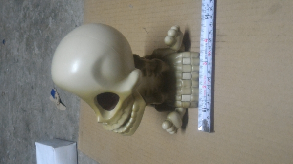 ของเล่นแบบกระโหลกผี่ขยับได้ มีแสงสีแดงที่ดวงตาฉายออกมาให้ใช้ปืนที่ให้มายิงจะมีเสียงต่างๆ