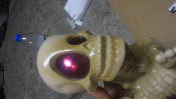 ของเล่นแบบกระโหลกผี่ขยับได้ มีแสงสีแดงที่ดวงตาฉายออกมาให้ใช้ปืนที่ให้มายิงจะมีเสียงต่างๆ