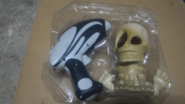 ของเล่นแบบกระโหลกผี่ขยับได้ มีแสงสีแดงที่ดวงตาฉายออกมาให้ใช้ปืนที่ให้มายิงจะมีเสียงต่างๆ